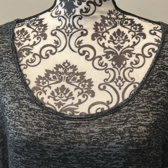 NWOT.  Woman’s cap sleeve, round neckline blouse in black & white heathering. - Picture 2 of 8